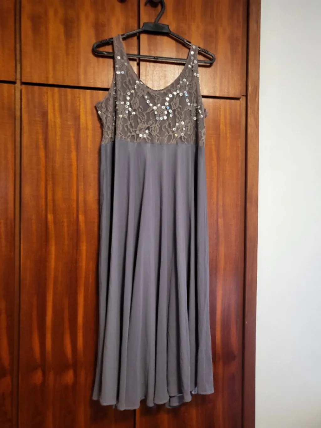 vestido midi, tecido fluido, com detalhes no busto