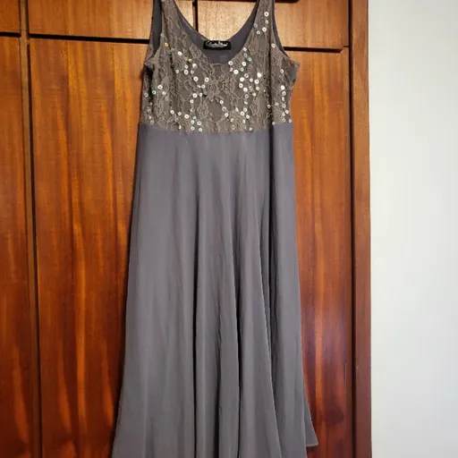 vestido midi, tecido fluido, com detalhes no busto