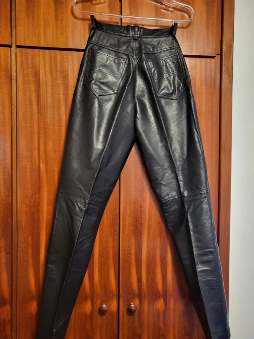 Calça de couro legitimo,  cor preta