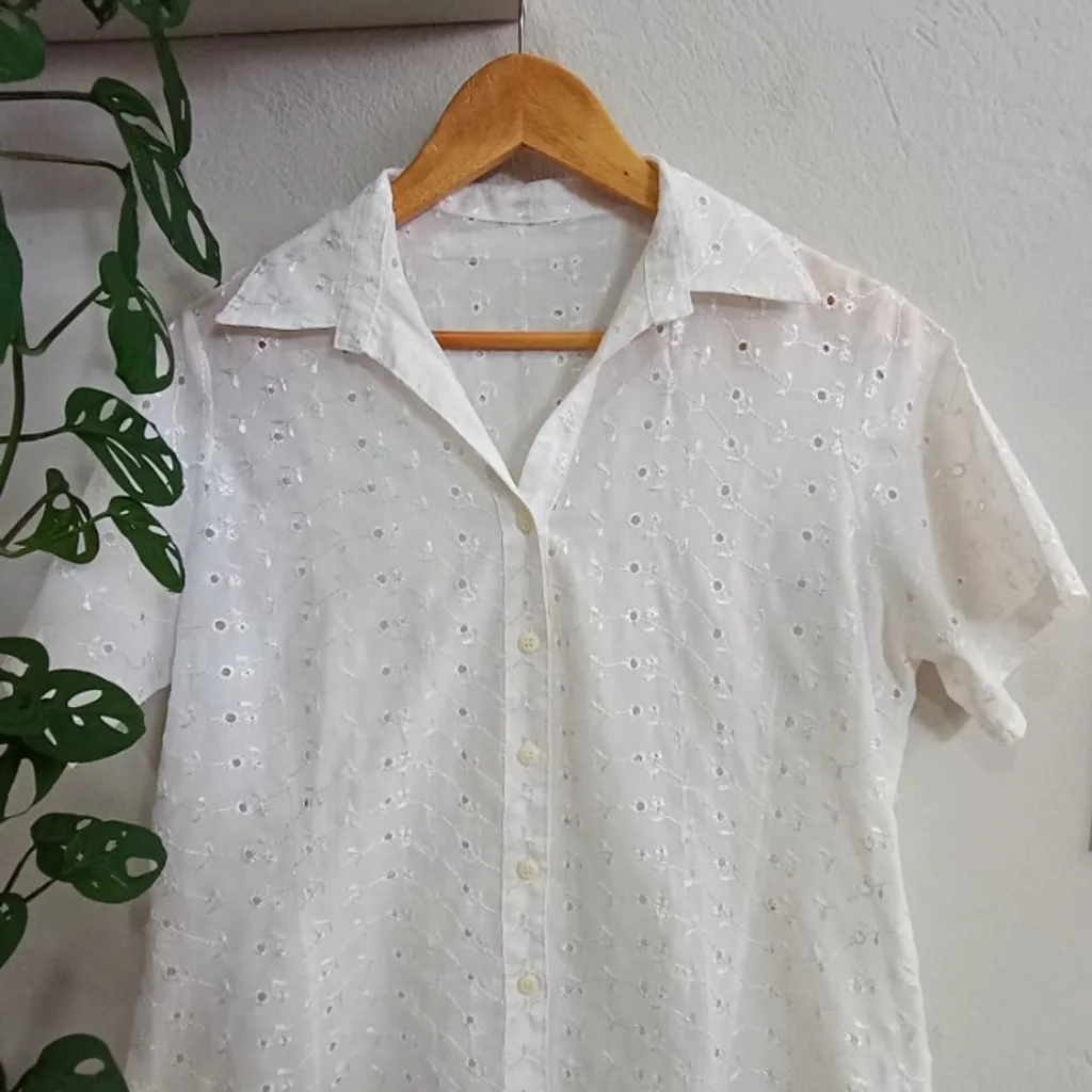 Camisa Branca em Laise Manga Curta Tamanho M