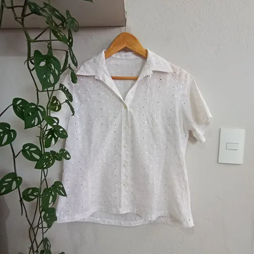 Camisa Branca em Laise Manga Curta Tamanho M
