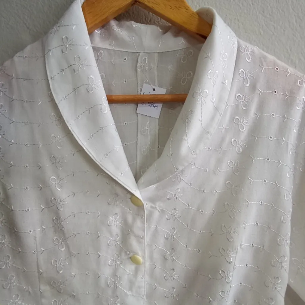 Camisa Branca em Laise Manga Curta Tamanho M