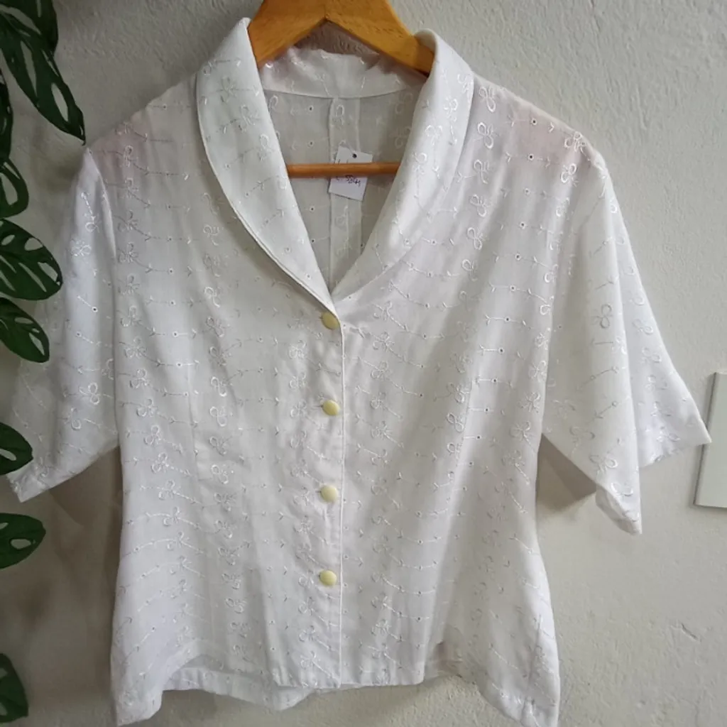 Camisa Branca em Laise Manga Curta Tamanho M