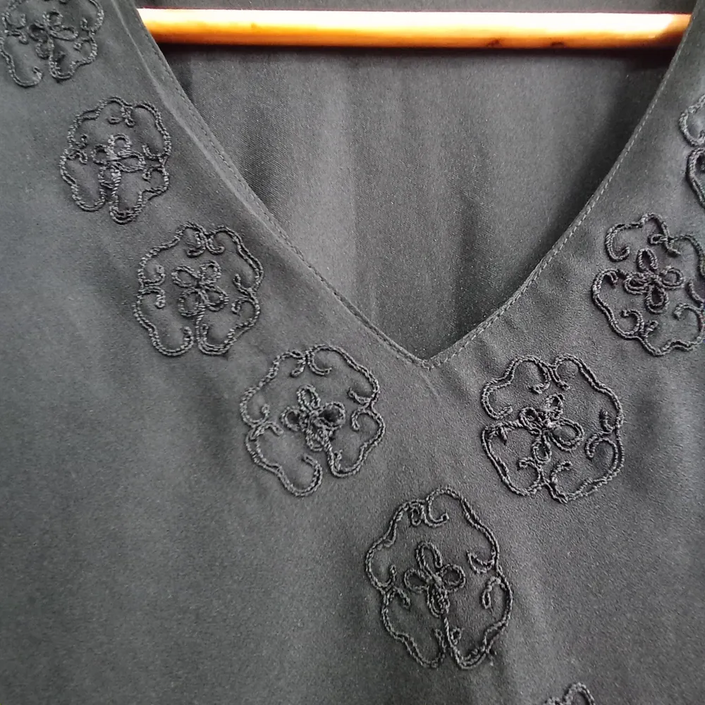 Vestido Preto Bordado Floral Vintage  Tamanho P