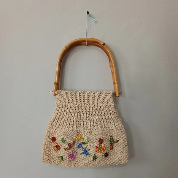 Bolsa artesanal em crochê com bordados e miçangas