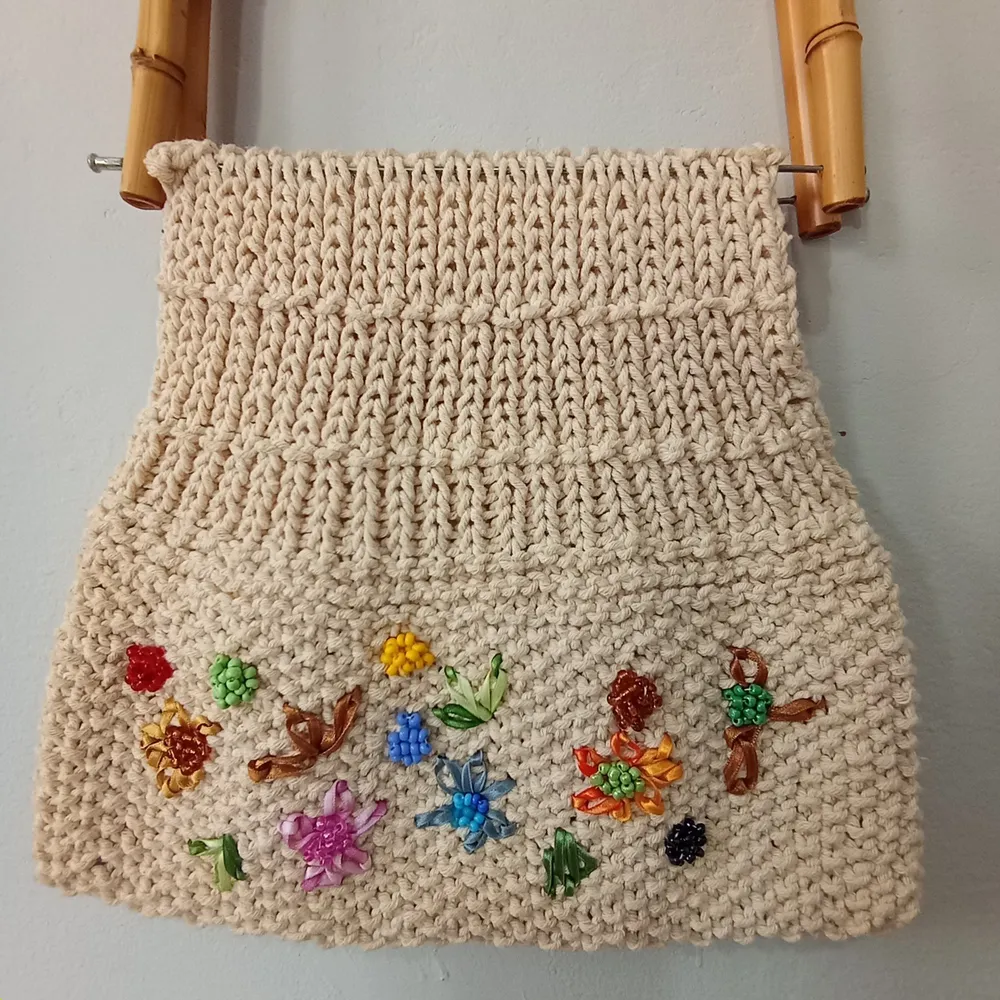 Bolsa artesanal em crochê com bordados e miçangas