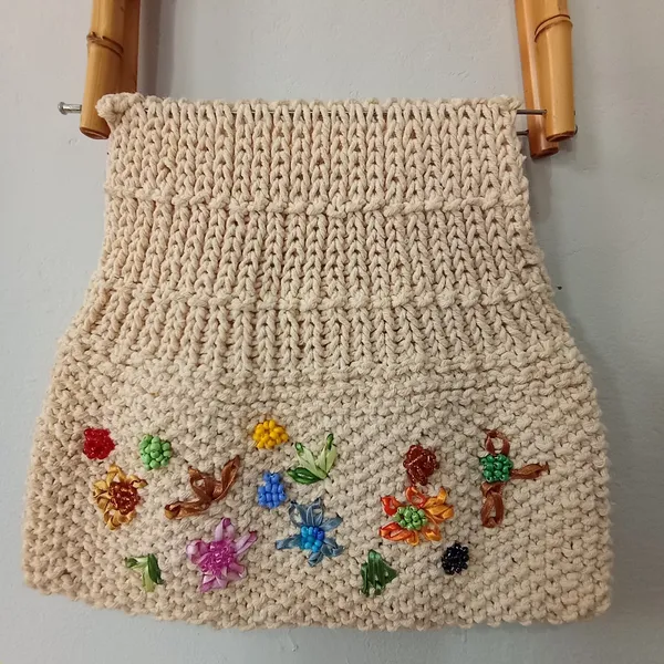 Bolsa artesanal em crochê com bordados e miçangas