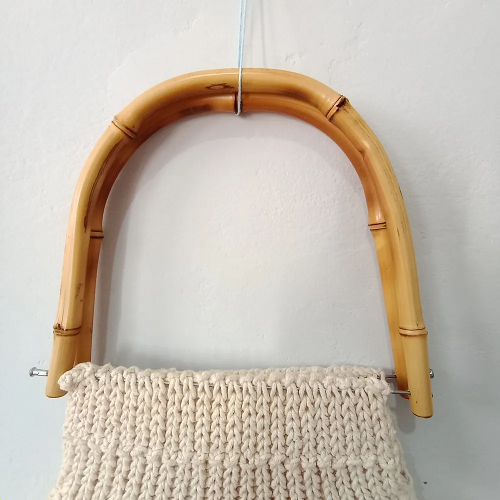 Bolsa artesanal em crochê com bordados e miçangas