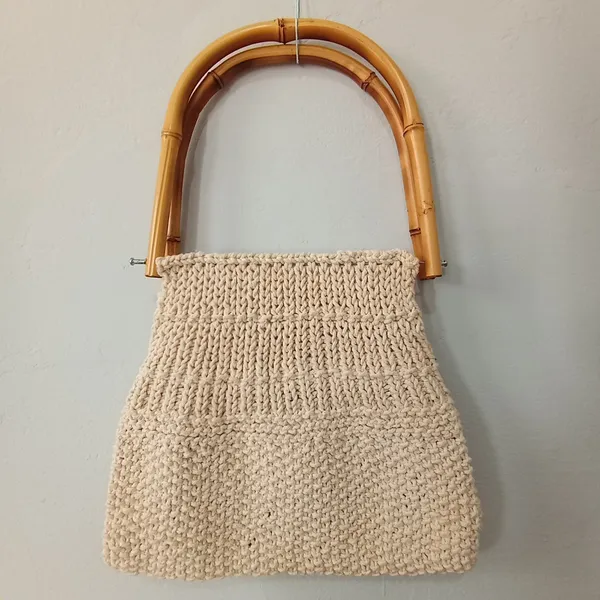 Bolsa artesanal em crochê com bordados e miçangas