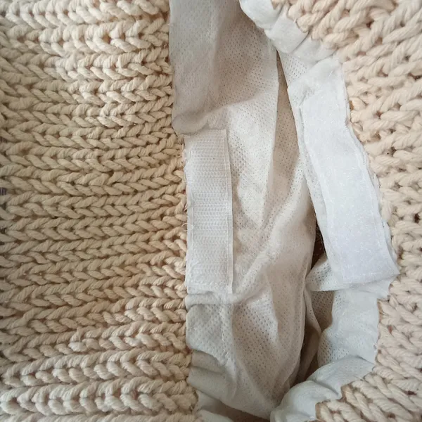Bolsa artesanal em crochê com bordados e miçangas