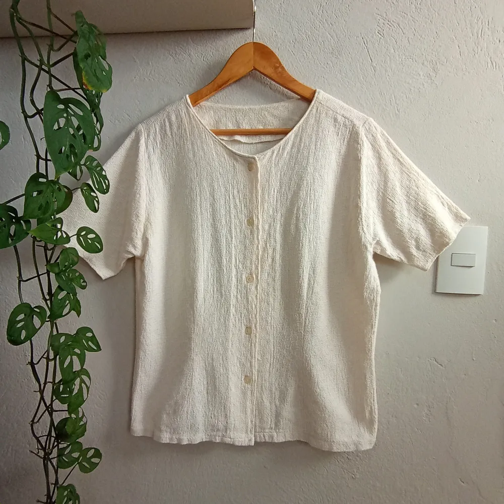 Camisa feminina artesanal em algodão rústico - Tam. G