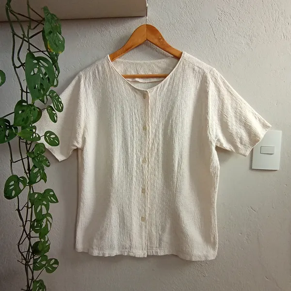 Camisa feminina artesanal em algodão rústico - Tam. G