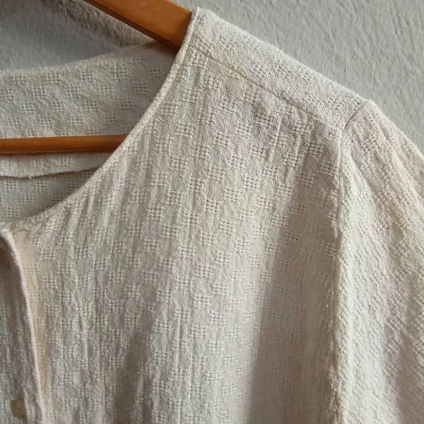 Camisa feminina artesanal em algodão rústico - Tam. G