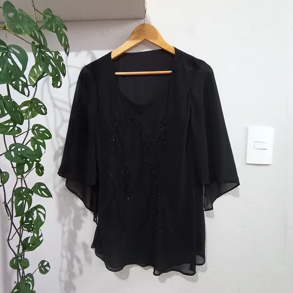 Blusa Preta Ampla com Mangas Morcego Tamanho P