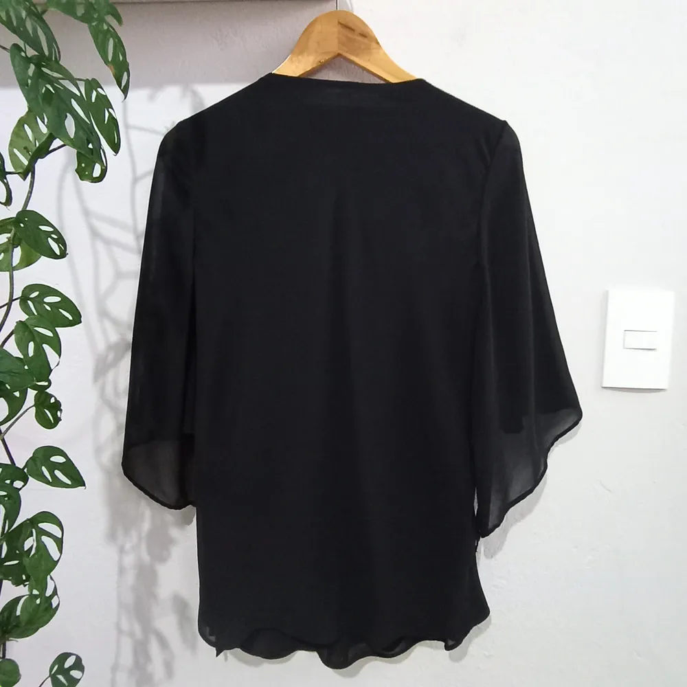 Blusa Preta Ampla com Mangas Morcego Tamanho P