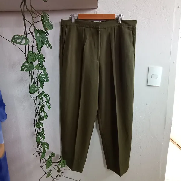 Calça Feminina de Alfaiataria Verde Oliva 48