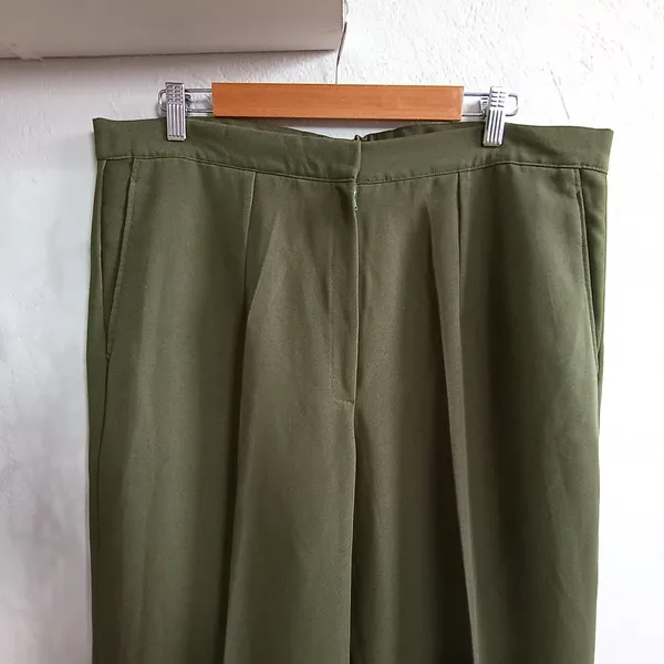 Calça Feminina de Alfaiataria Verde Oliva 48