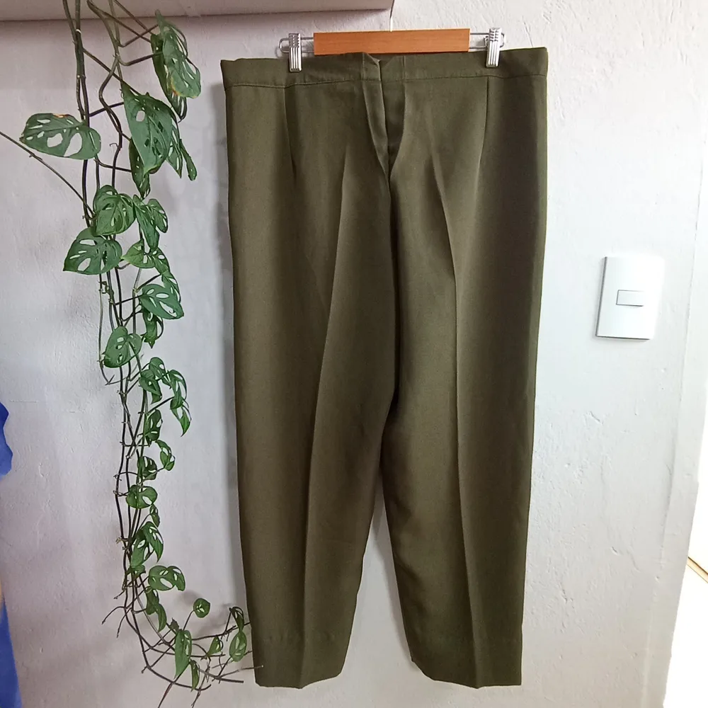 Calça Feminina de Alfaiataria Verde Oliva 48