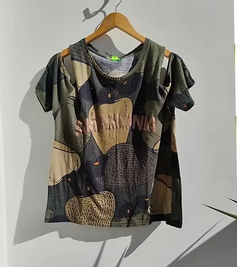 Farm Camiseta de ombros vazados estampa cajus - P