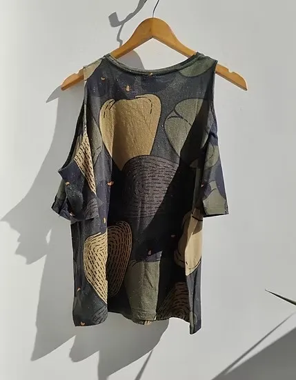 Farm Camiseta de ombros vazados estampa cajus - P