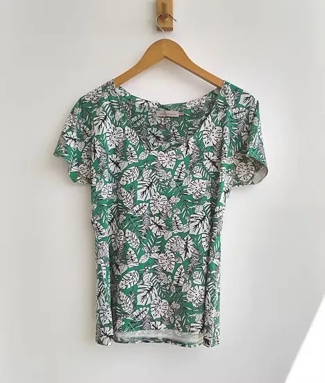 Cori camiseta verde estampa folhas - P