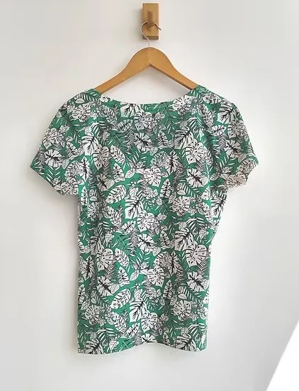 Cori camiseta verde estampa folhas - P