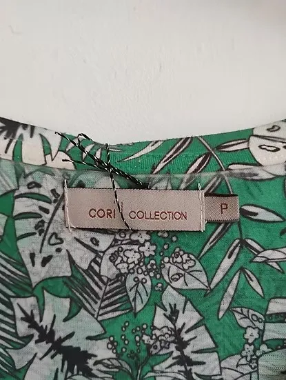 Cori camiseta verde estampa folhas - P