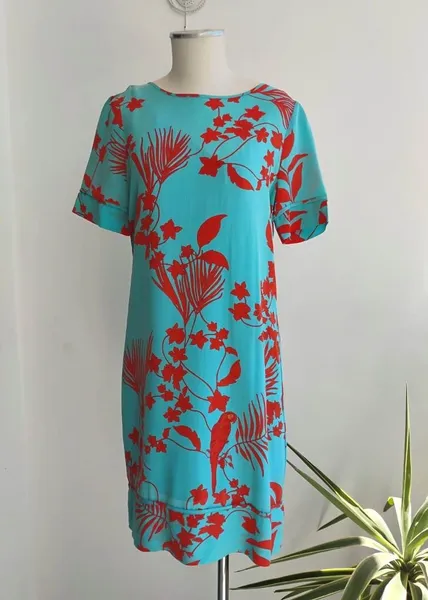 Vestido reto em seda floral azul e laranja Le Lis Blanc - PP