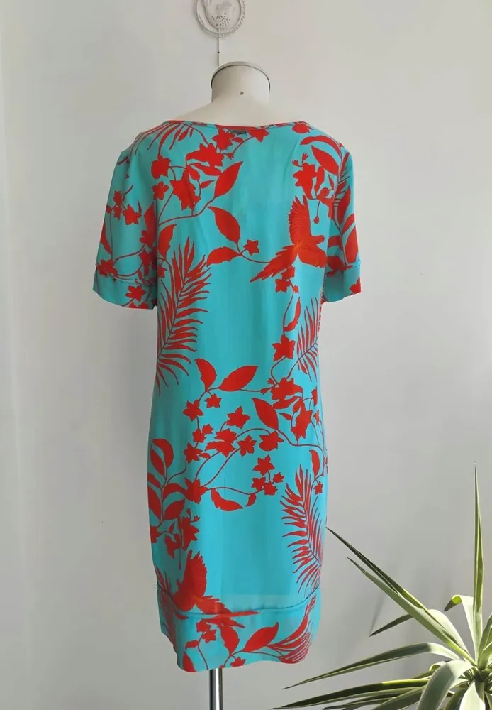 Vestido reto em seda floral azul e laranja Le Lis Blanc - PP