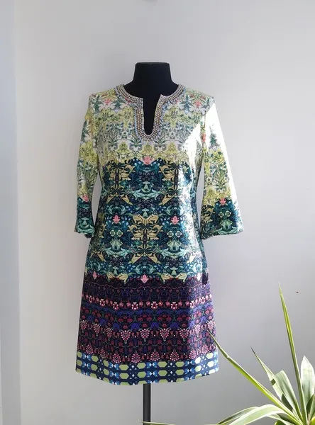 Vestido floral decote bordado Taylor - 44