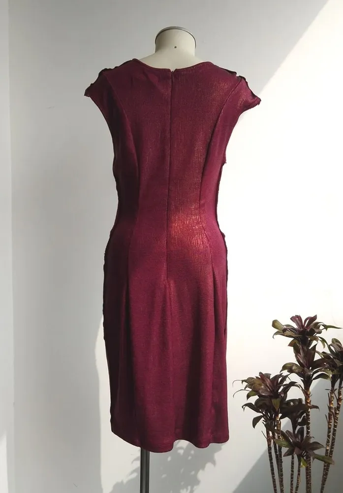 Sacada Vestido tubinho bordô com brilho - G veste M
