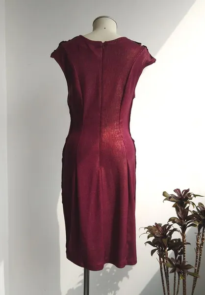 Sacada Vestido tubinho bordô com brilho - G veste M