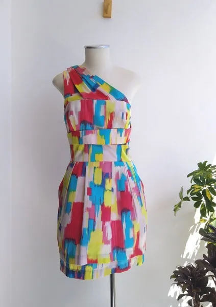 BCBG Max Azria Vestido de um ombro só colorido - 44 veste 42