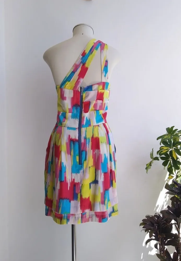 BCBG Max Azria Vestido de um ombro só colorido - 44 veste 42