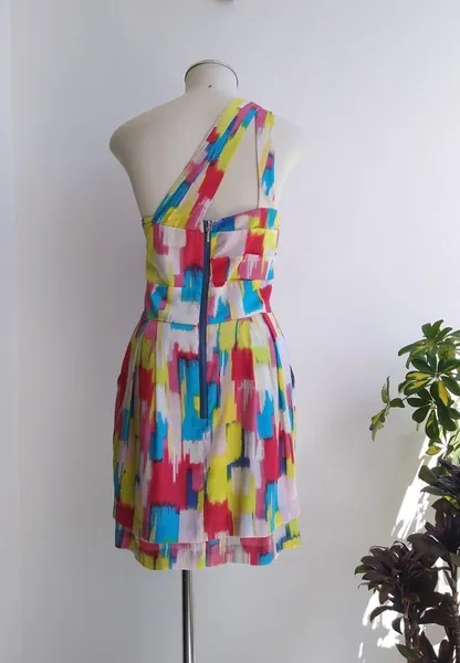 BCBG Max Azria Vestido de um ombro só colorido - 44 veste 42