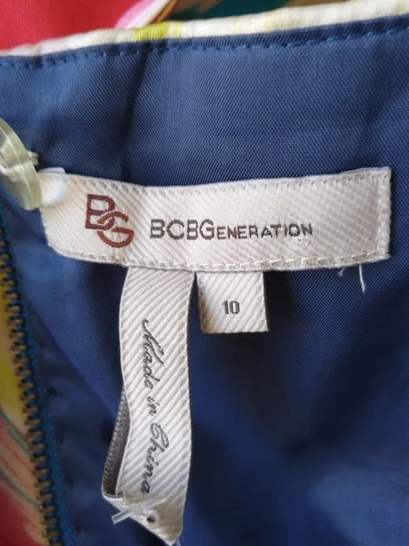 BCBG Max Azria Vestido de um ombro só colorido - 44 veste 42