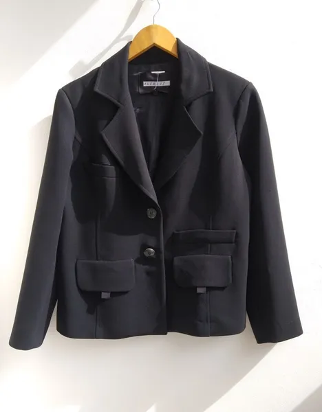 Alcaçuz blazer preto curto  - M