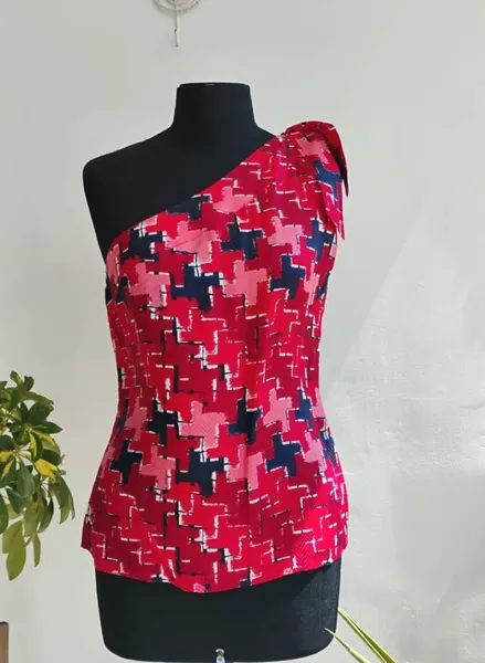 Cori Blusa de um ombro só estampa vermelha - 44