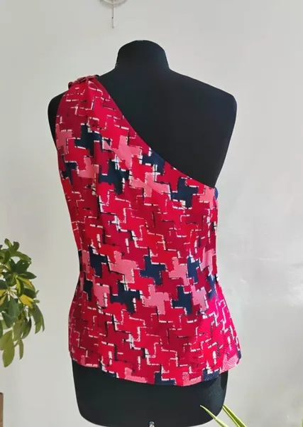 Cori Blusa de um ombro só estampa vermelha - 44
