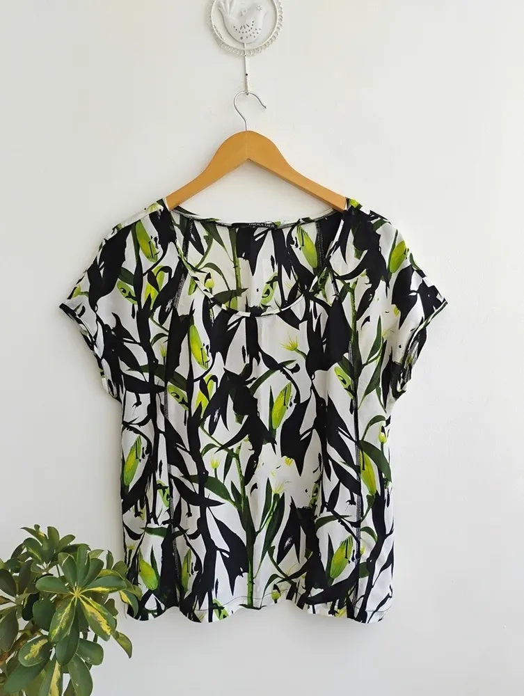 Shoulder Blusa de seda floral verde claro p&B - P veste M