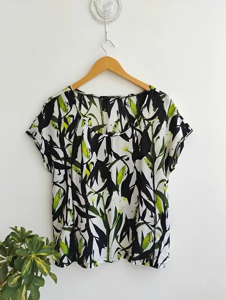 Shoulder Blusa de seda floral verde claro p&B - P veste M