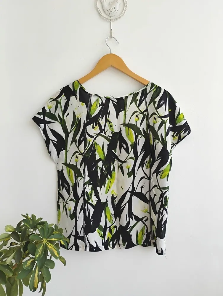 Shoulder Blusa de seda floral verde claro p&B - P veste M