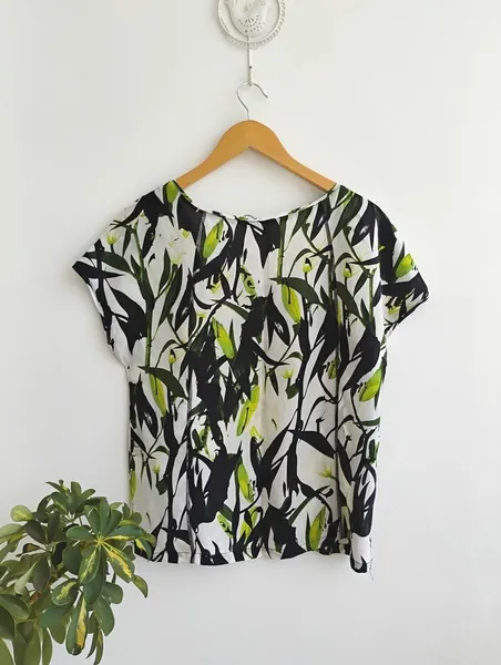 Shoulder Blusa de seda floral verde claro p&B - P veste M