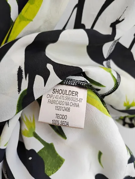 Shoulder Blusa de seda floral verde claro p&B - P veste M