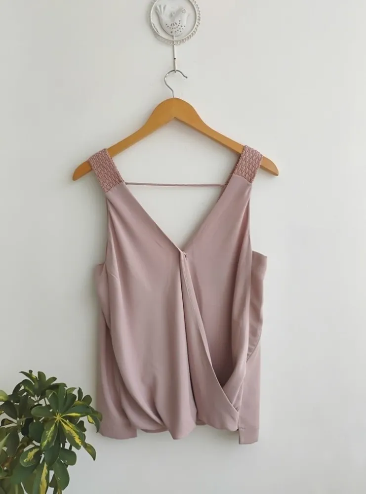 Shoulder Blusa transpassada com macramé nude - P veste M