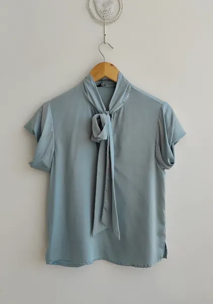 Zara blusa gola laço cetim azul - P