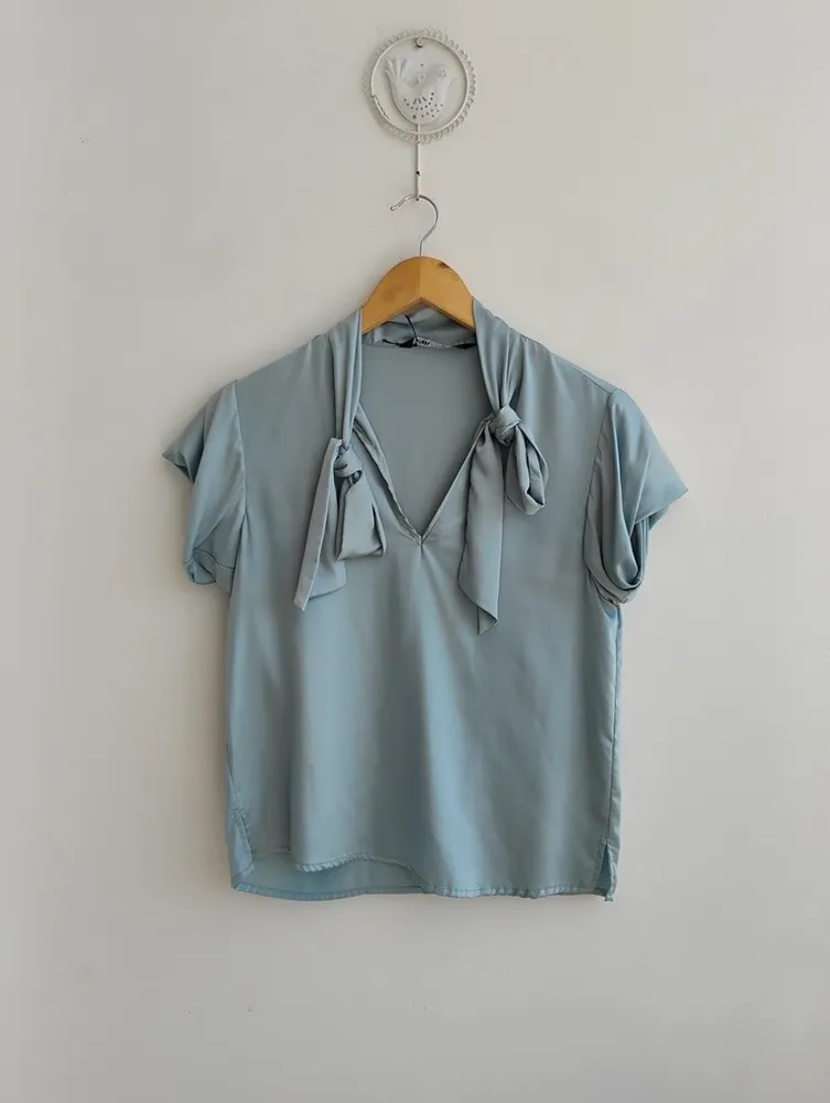 Zara blusa gola laço cetim azul - P