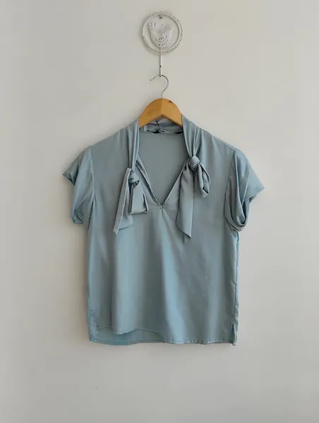 Zara blusa gola laço cetim azul - P