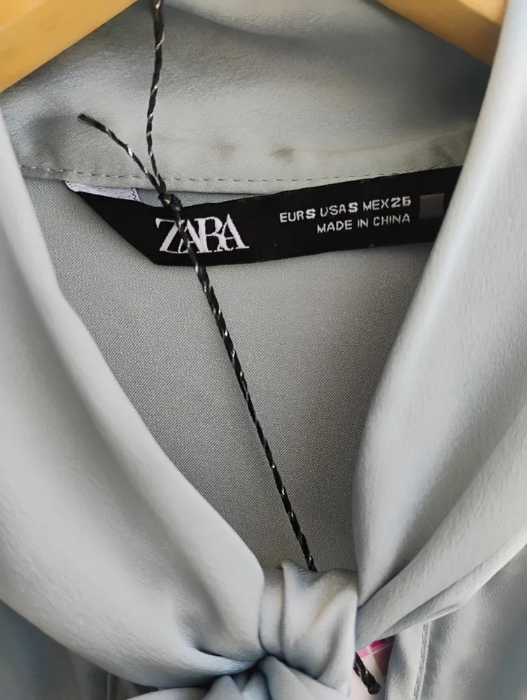 Zara blusa gola laço cetim azul - P