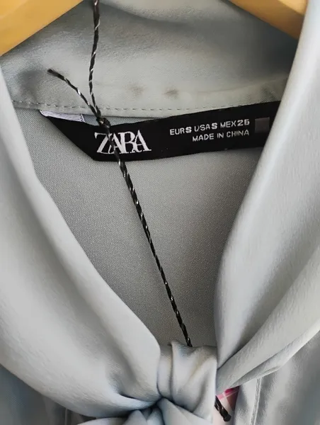 Zara blusa gola laço cetim azul - P